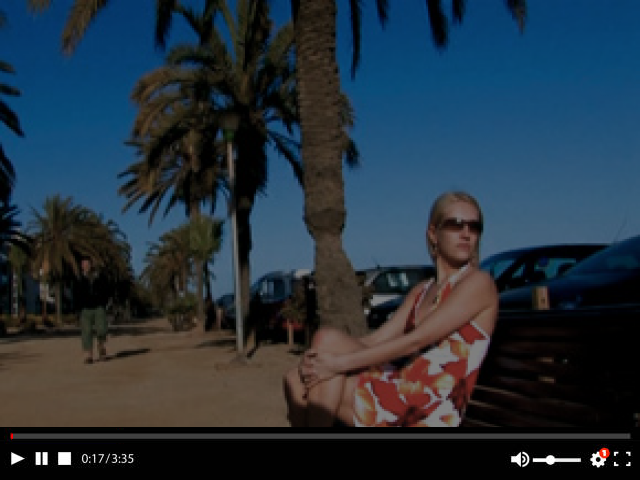 Superbe crature blonde saute sur la plage 1