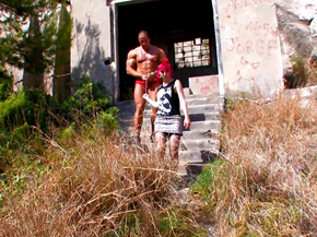 Jeune punk se fait trouer en double sous le soleil 2